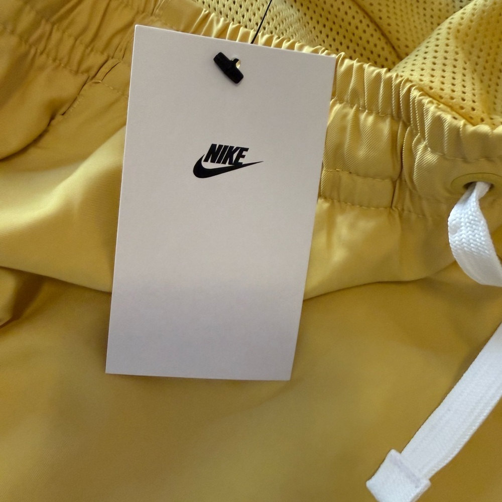 Nike Men’s Yellow Swim Trunks Board Shorts Standard Fit Mid Thigh NEW NWT Small - Picture 6 of 15